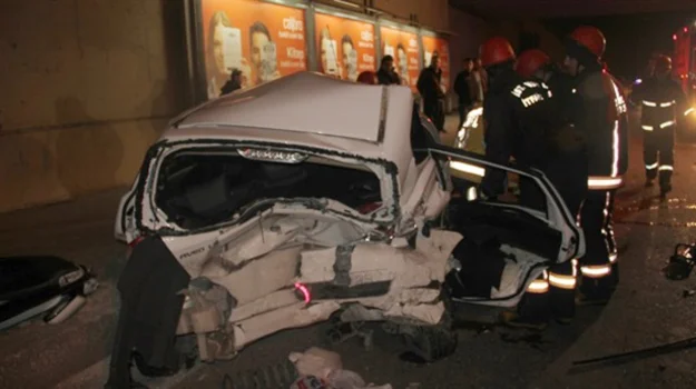 Beykoz'da kontrolden çıkan bir araç karşı şeritten gelen otomobil ile