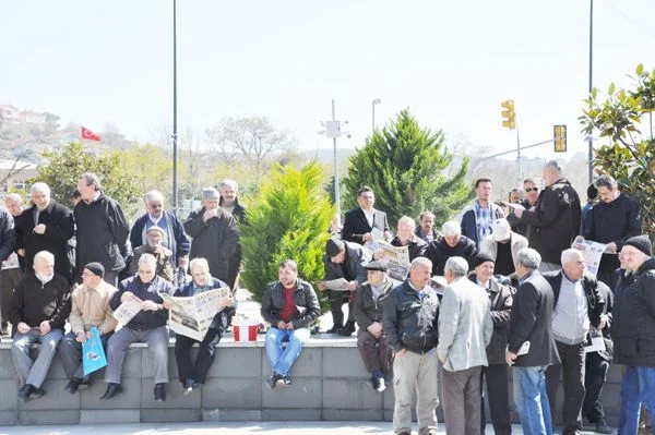 Muhtarlar Derneği, binlerce kişiyi Beykoz Belediyesi önünde topladı ve Hükümeti