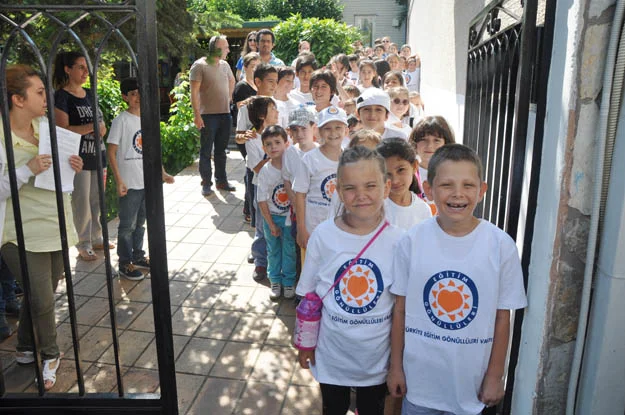 Beykoz'un gözbebeği STK'sı TEGV Öğrenim Birimi, çocuklara Acibadem'deki KidZania'yı gezdirdi.