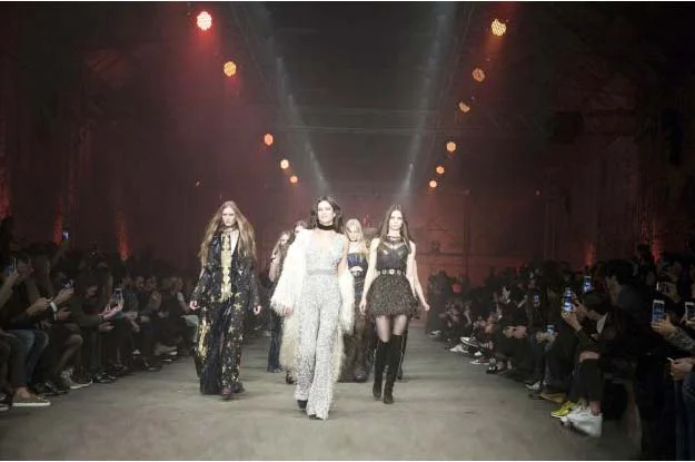 Raisa & Vanessa, film platosuna dönüştürülen Beykoz Kundura Fabrikası'nda defile