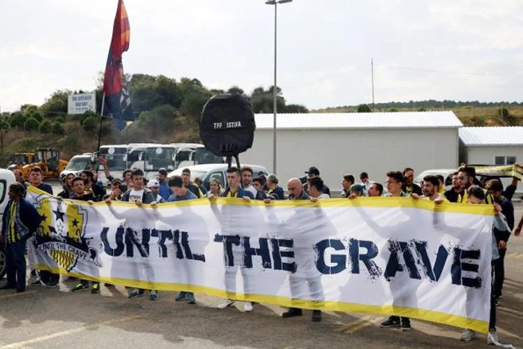 Türkiye Futbol Federasyonu Başkanı Yıldırım Demirören, Riva Tesisleri önünde toplanan
