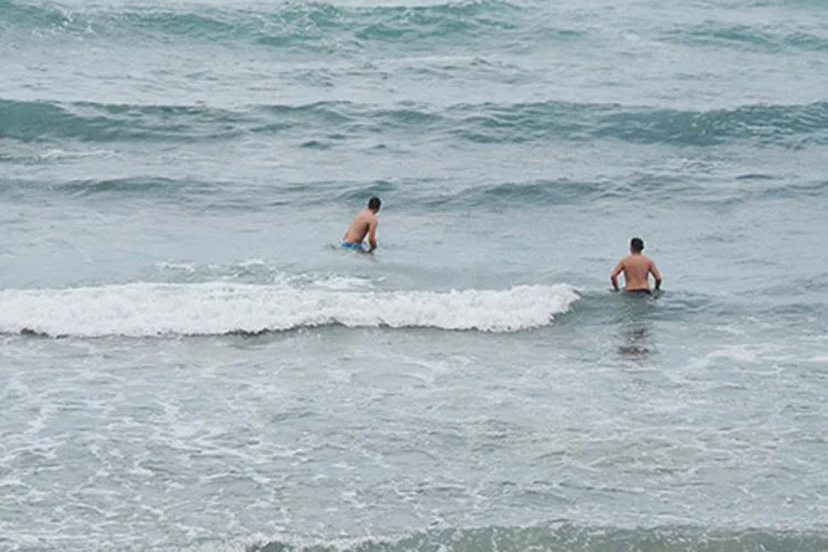 İki arkadaşıyla birlikte Beykoz Anadolufeneri'ne giden Ömür Coşkun dalgalarla boğuşsa