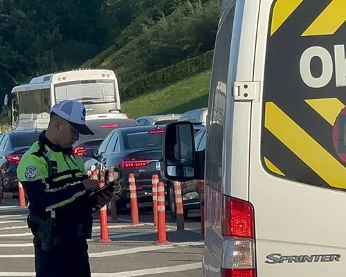 Eğitim-öğretim yılının başlaması nedeniyle Beykoz'da polis ekipleri okul servis araçlarına