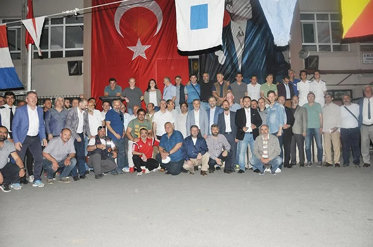 Beykoz Denizciler Derneği iftar davetini Beykoz sahilindeki okulun bahçesinde verdi.