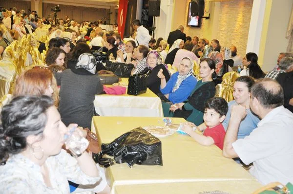 Devrim Altıntaş, CHP Beykoz Belediyesi Aday Adaylığını kalabalık bir salonda