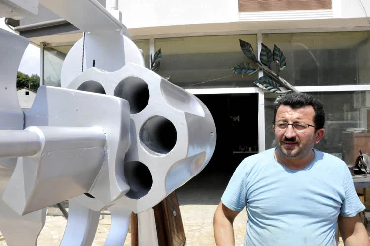 Beykozlu heykel ustası Zafer Erdem, yaklaşık iki ay sonucunda ortaya