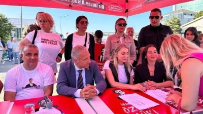 Beykoz'da kurulan standa katılan Dilek İmamoğlu, eşi Ekrem İmamoğlu ve