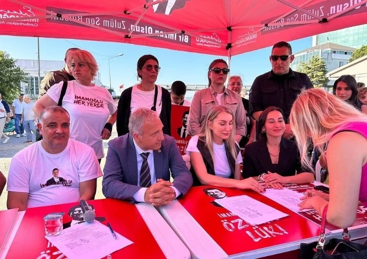 Beykoz'da kurulan standa katılan Dilek İmamoğlu, eşi Ekrem İmamoğlu ve