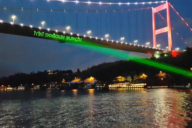 Beykoz sahilinde yürüyüş yaptığınızda üstünde kiralık yazısı olan gezi tekneleri