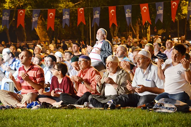 Beykoz Belediyesi tarafından Beykoz Çayırı'nda düzenlenen Filistin'e destek programına binlerce