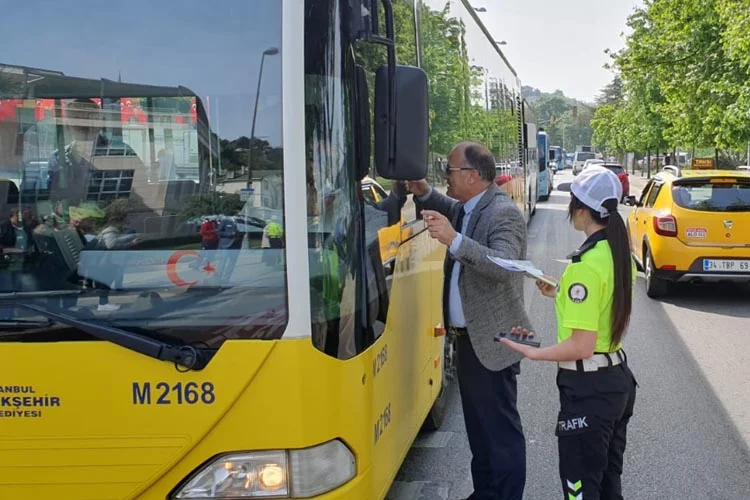 Beykoz'da öğrenciler, “Öncelik Hayatın, Öncelik Yayanın” kampanyası kapsamında “Kırmızı Düdük”