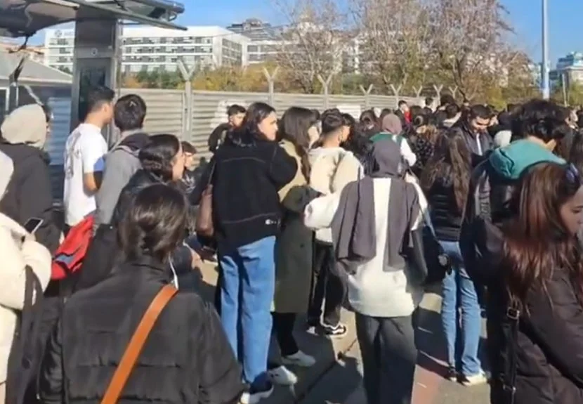 Beykoz Kavacık Merkez güzergahındaki İETT durağına 50 dakika beklenen otobüs