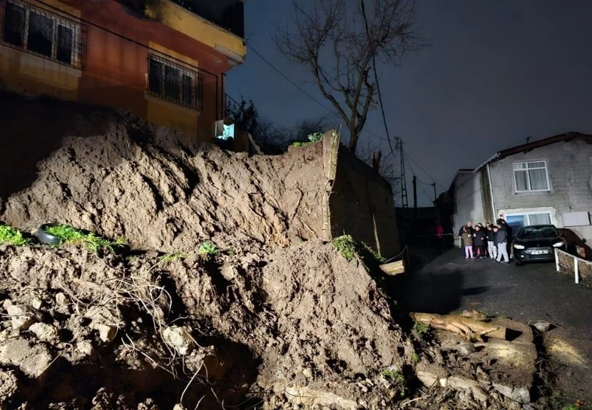 Beykoz’da duvar çöktü… Bina mühürlendi 1 duv 6NAX7vL LM