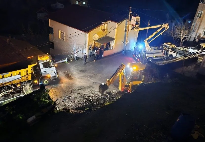 Beykoz’da iki katlı binanın önündeki istinat duvarı akşam saatlerinde birden