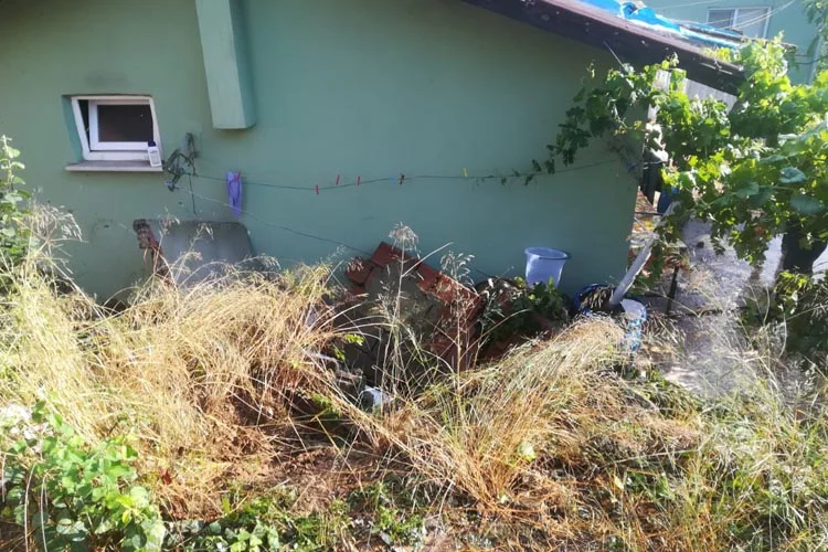 İstanbul Anadolu Yakası’nda yağan aşırı yağmur nedeniyle çöken duvar can