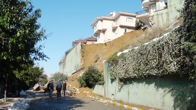 Beykoz’da iki sitenin arasındaki istinat duvarının çökmesi sonucu, muhtemel bir