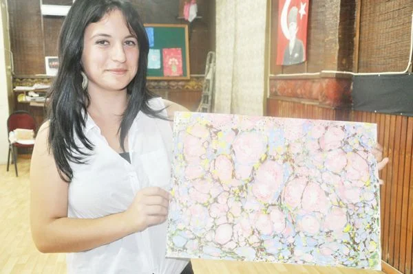 Beykoz'da yaşayan Nezahet Koptayiğit, 1976 yılından bu yana Ebru sanatıyla