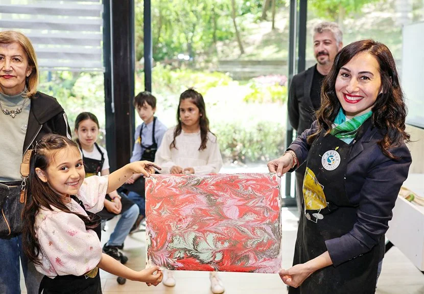 Beykoz Belediyesi’nin açtığı ebru ve resim kurslarına katılan öğrencilerin Anneler