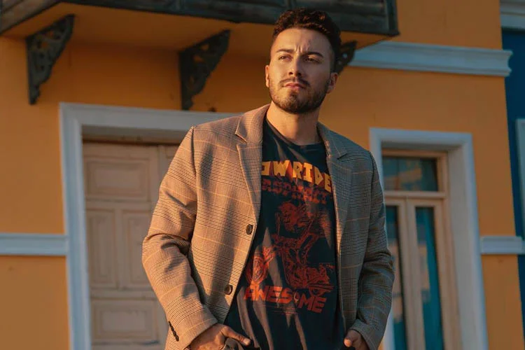 Polis ekipleri doğum günü partisi düzenleyen Enes Batur'un Beykoz'daki evini