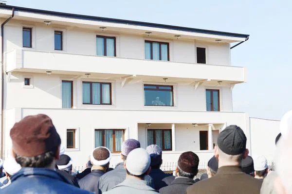 Hicri 15. Asrın Müceddidi Mahmut Hocaefendi hazretlerini sadece camdan görebilmek