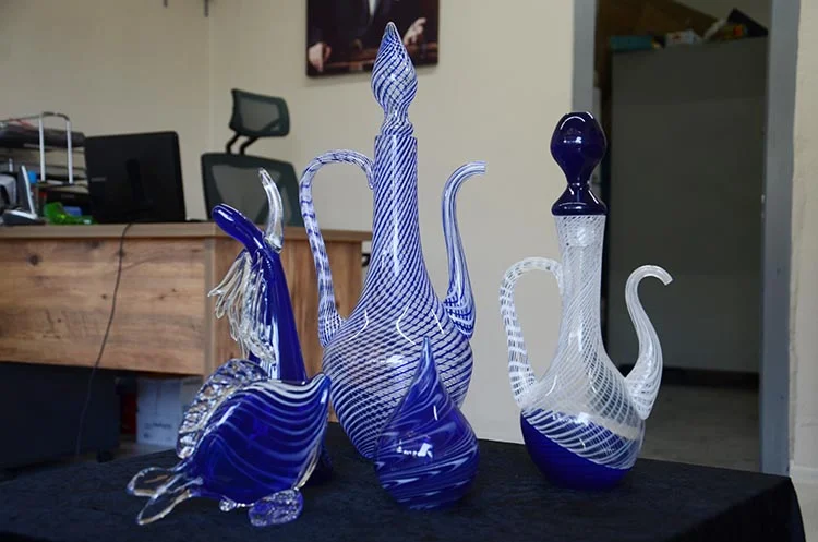Beykoz’un yetiştirdiği ustalardan Mehmet Kömürcü’yü, Örnekköy’de kurdukları cam sanat ürünleri