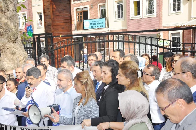 Beykoz Kanlıca'da bulunan Sedat Simavi Ortaokulu müdür yardımcısı İbrahim Ünal'ın