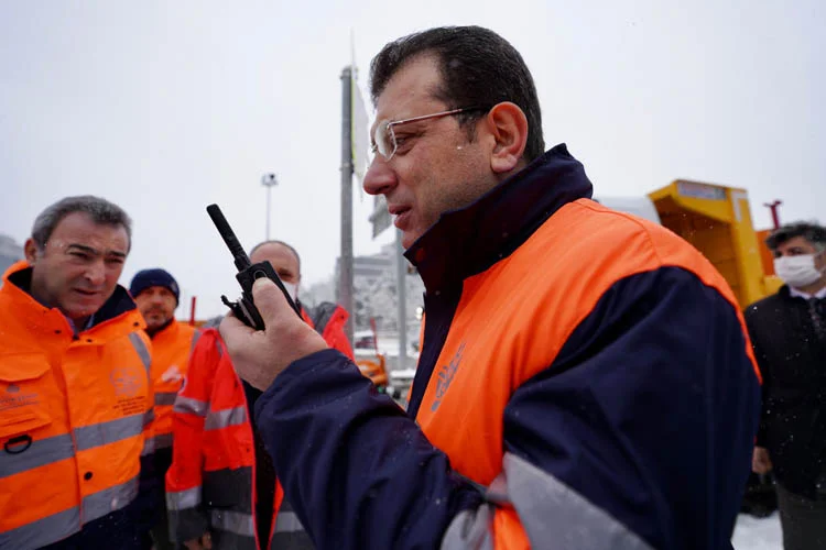 Kenti etkisi altına alan kar yağışı sırasında İBB Başkanı İmamoğlu
