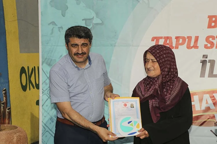 Beykoz Belediye Başkanı Yücel Çelikbilek, Elmalı Mahallesi’nde 2B tapusunu almaya