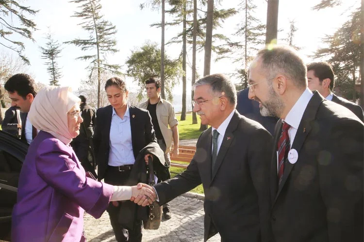 Osmanlı Hanedanı'na ait türbelerdeki Maraş işi puşidelerin yenilenmesine yönelik yürütülen