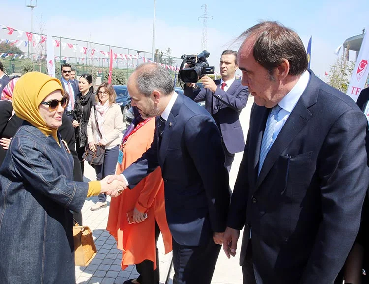 emine erdogan ri Vqg8IrqIrt