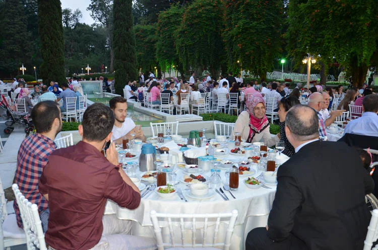 Beykoz İlçe Emniyet Müdürlüğü mensupları Hıdiv Kasrı’ndaki iftar yemeğinde bir