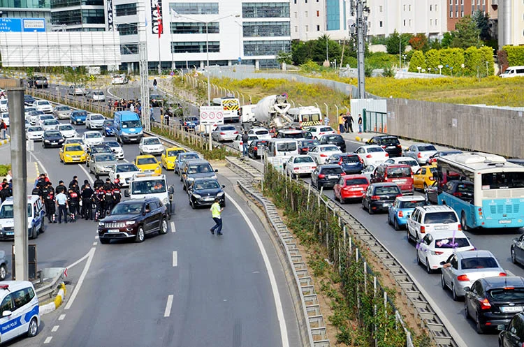 Deplasmanda oynanan Feriköy-Beykozspor maçına gitmek isteyen taraftar grubuna Çevik Kuvvet