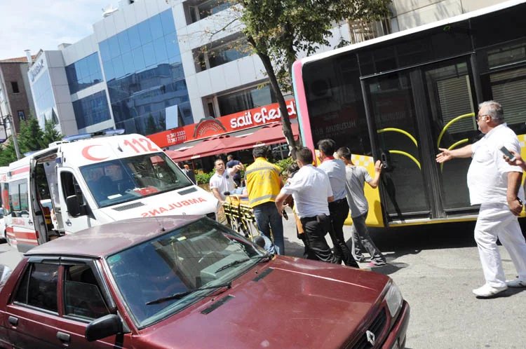 Beykoz Kavacık'ta Cumhuriyet Caddesi üzerinde karşıdan karşıya geçmeye çalışan engelli