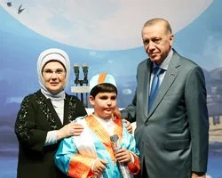 Cumhurbaşkanı Recep Tayyip Erdoğan ve eşi Emine Erdoğan, torunları Ali
