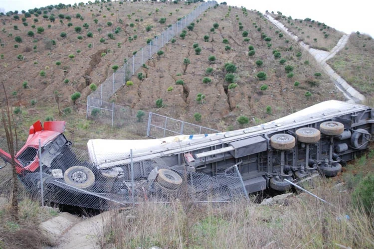 Yavuz Sultan Selim Köprüsünün Beykoz Riva çıkışında kontrolden çıkan tır