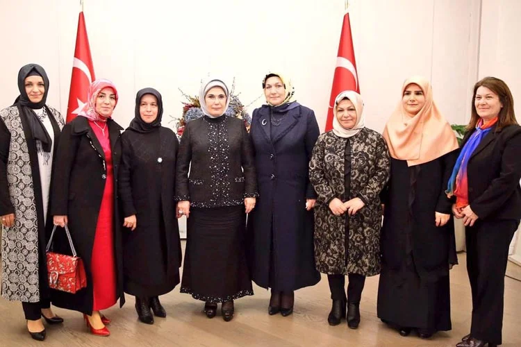 Cumhurbaşkanı Erdoğan'ın eşi Emine Erdoğan, Huber Köşkü'nde kadınlarla bir araya