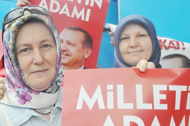 Beykoz Belediye Başkanı Yücel Çelikbilek, Dost Beykoz'un son sayısında manşetten