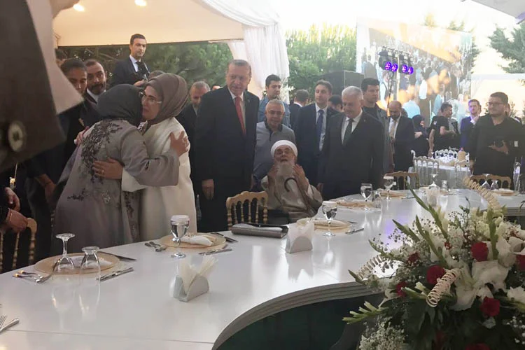 ​Cumhurbaşkanı Recep Tayyip Erdoğan, Güneysulu Gündoğan ailesinin Beykoz Çavuşbaşındaki düğününe