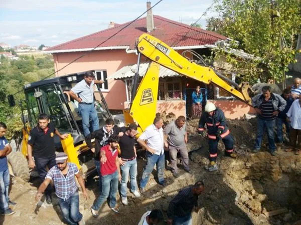 Beykoz’da İSKİ'nin çalışması sırasında meydana gelen göçükte toprak alında kalan