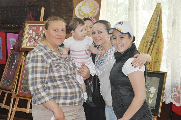 Beykoz'un Kanlıca Yardımlaşma Derneği'nde geleneksel ebru sergisi açıldı. Sergiye meraklıları