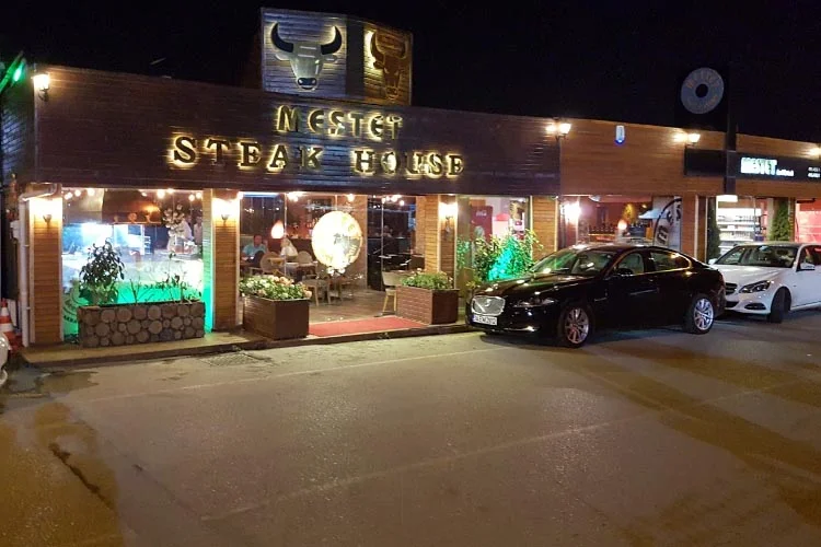 Oyuncu Erkan Petekkaya’nın, Beykoz Görele Mahallesi’ndeki kendi restoranında, var olan