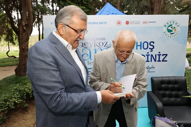 Uluslararası Beykoz Cam Festivali kapsamında tasarım duayeni Prof. Önder Küçükerman,
