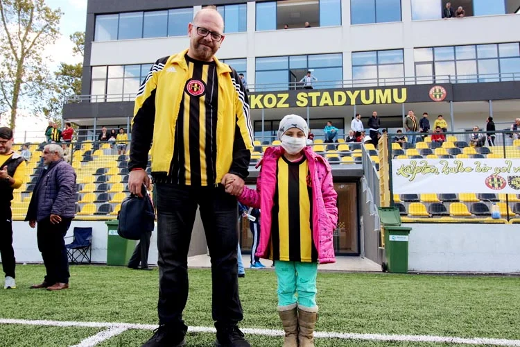 Daha önce Beykoz’un Melekleri grubunun el verdiği küük Fadime bu