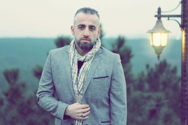 Birbirinden anlamlı ve güzel sözleri olan şiirlerini yine kendisi besteleyen