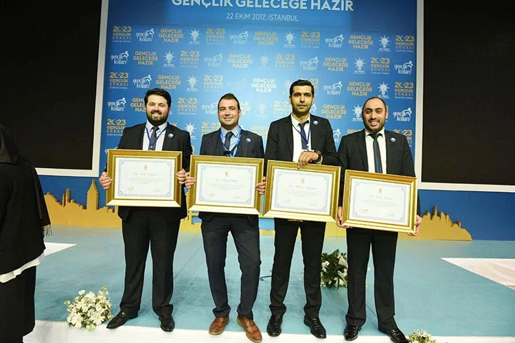 Daha önce AK Parti Beykoz İlçe Gençlik Kollarında uzun yıllar