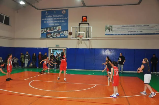 Paşabahçe'nin Minikleri, Fenerbahçe Kız Basketbol Takımı'nı hezimete uğrattı.