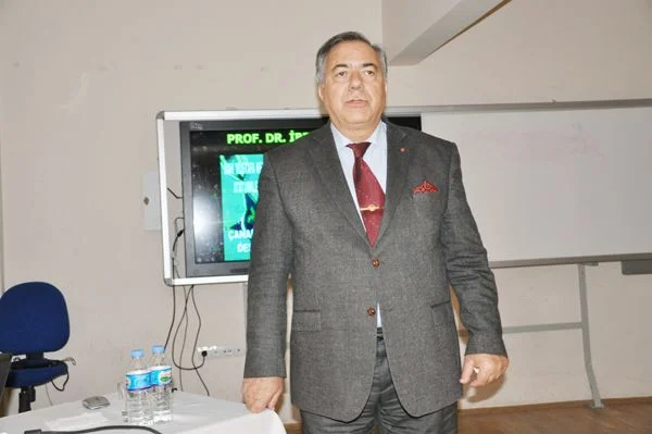 Fevzi Çakmak Lisesi'nde Çanakkale Destanı'na yönelik bir sunum gerçekleştiren Prof.