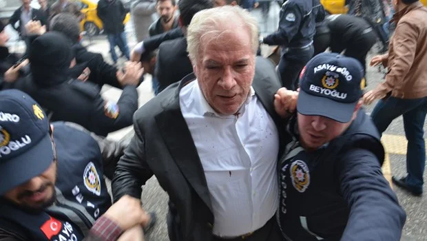 AK Parti eski Elazığ Milletvekili Feyzi İşbaşaran, karakol çıkışında araca