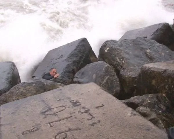 Şile açıklarında batan yük gemisinin mürettebatını kurtarmak isterken batan ve