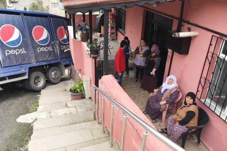 Beykoz Kavacık Mahallesi’nde meşrubat yüklü kamyon yokuştan çıkamayınca geri geri